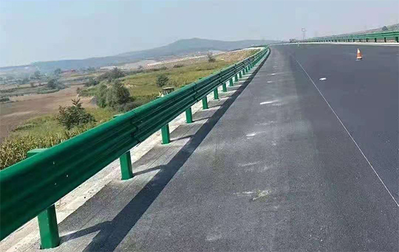 三波波形護欄